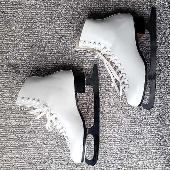 Riedell 220W Ice Figure Skating Shoes Silver Brazed Chrome, Size 8, Color White - Picture 1 of 16